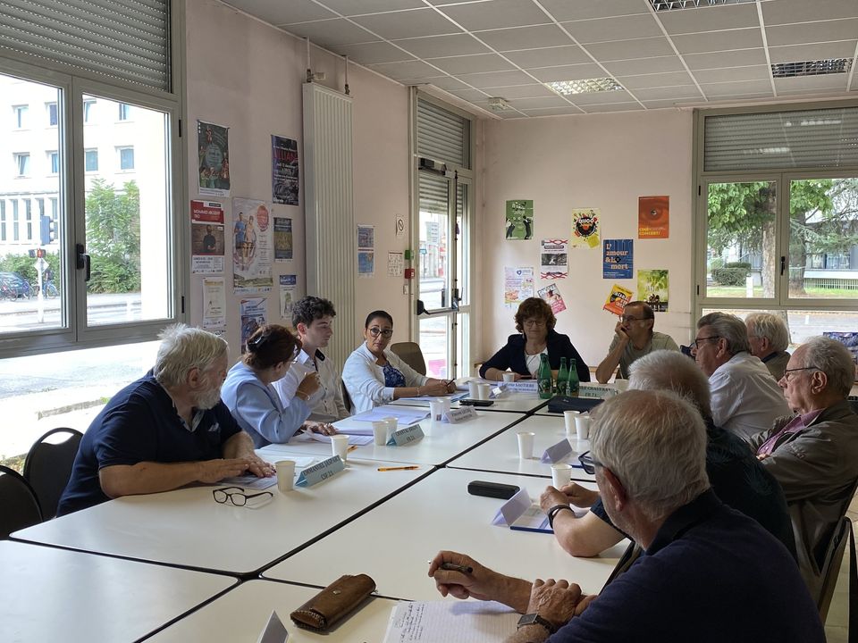 Le CTRC de Bourgogne s'est réuni pour pour son Assemblée Générale annuelle le vendredi 9 septembre 2022. Colette Sautière, présidente du CTRC de Bourgogne entourée de tous les administrateurs et associations adhérentes, avec la présence de Madame la Députée Fadila Khattabi, Présidente de la Commission des Affaires Sociales à l'Assemblée Nationale.