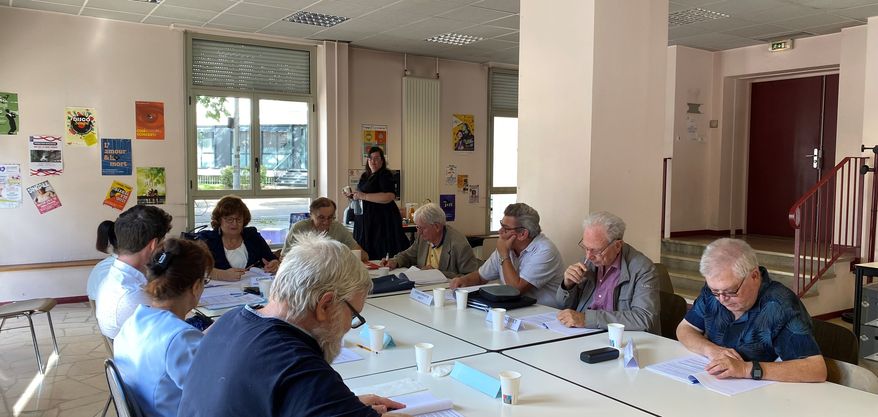 Le CTRC de Bourgogne s'est réuni pour pour son Assemblée Générale annuelle le vendredi 9 septembre 2022. Colette Sautière, présidente du CTRC de Bourgogne entourée de tous les administrateurs et associations adhérentes, avec la présence de Madame la Députée Fadila Khattabi, Présidente de la Commission des Affaires Sociales à l'Assemblée Nationale.