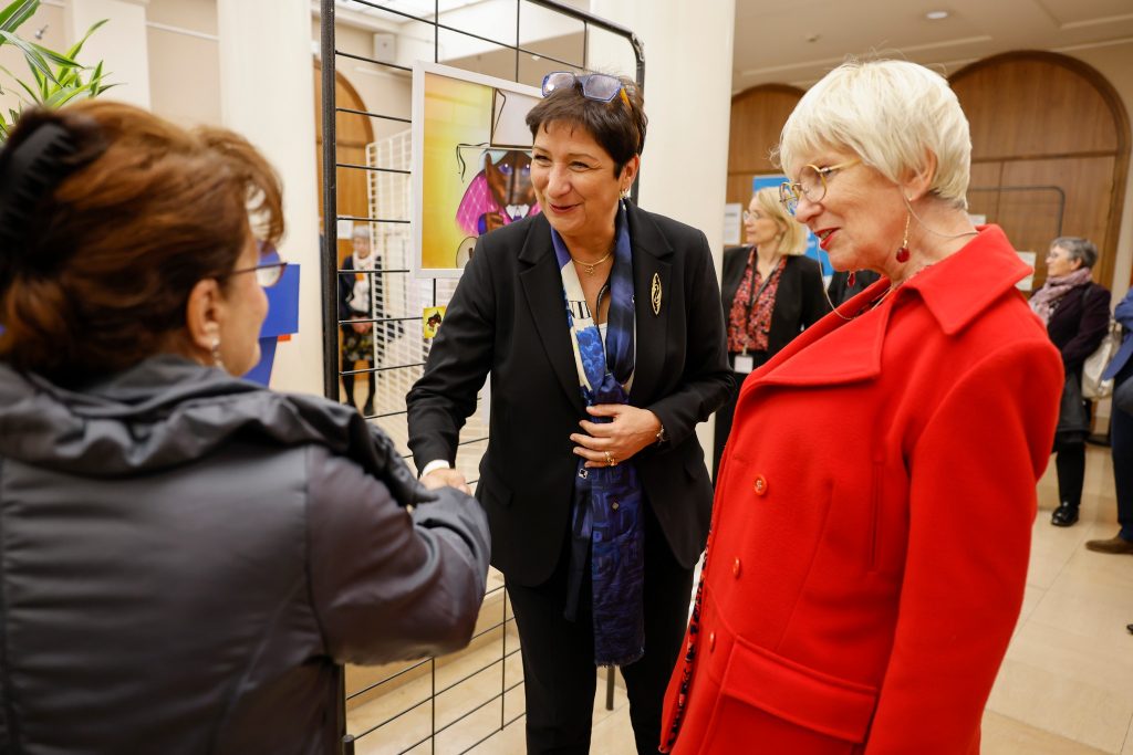 Madame Chantal Brion et Pascale Pons, administratrices au CTRC de Bourgogne, au vernissage de l'exposition le lundi 3 octobre 2022 de la Semaine Bleue, lancée par le Conseil Départemental de la Côte d'Or du 3 au 7 octobre 2022.à la Maison de l'Autonomie, 1 Rue Joseph Tissot 21 Dijon