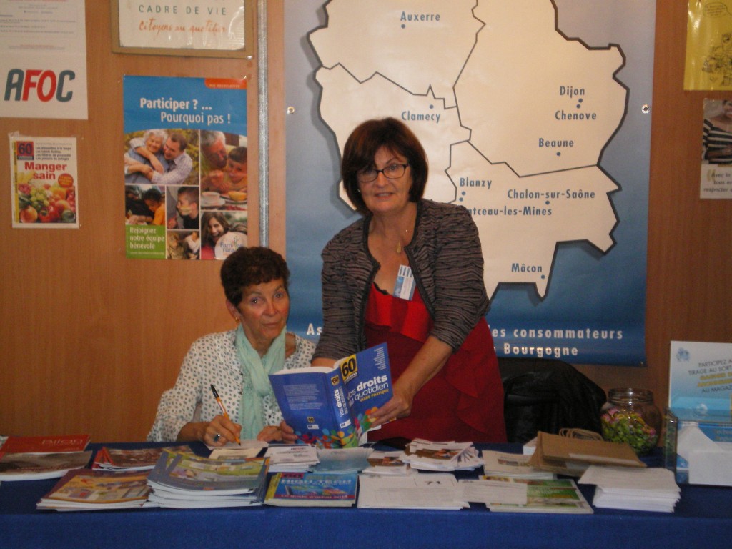 Première journée à la foire de Chalon sur Saône Josette Pernot bénévole et Colette Sautière présidente du CTRC de Bourgogne 