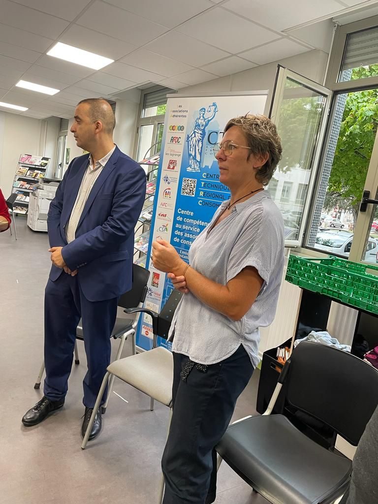 Colette Sautière, Présidente du CTRC de Bourgogne, M. EL HASSOUNI, Adjoint au Maire chargé de la Jeunesse, Vie Associative, Education Populaire et Savoirs Populaires, et les membres du Conseil d'Administration le mardi 6 septembre 2022 au vernissage de l'exposition pour la 9ème édition des Journées Nationales d'Action Contre l'Illettrisme, du 5 au 9 septembre 2022, sur le thème de la lutte contre l'illettrisme et l'illectronisme, à la Maison des Associations à Dijon