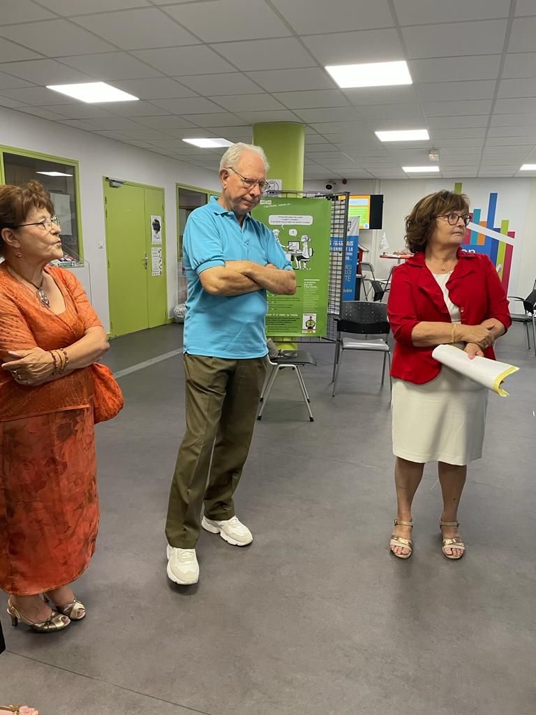 Colette Sautière, Présidente du CTRC de Bourgogne, M. EL HASSOUNI, Adjoint au Maire chargé de la Jeunesse, Vie Associative, Education Populaire et Savoirs Populaires, et les membres du Conseil d'Administration le mardi 6 septembre 2022 au vernissage de l'exposition pour la 9ème édition des Journées Nationales d'Action Contre l'Illettrisme, du 5 au 9 septembre 2022, sur le thème de la lutte contre l'illettrisme et l'illectronisme, à la Maison des Associations à Dijon