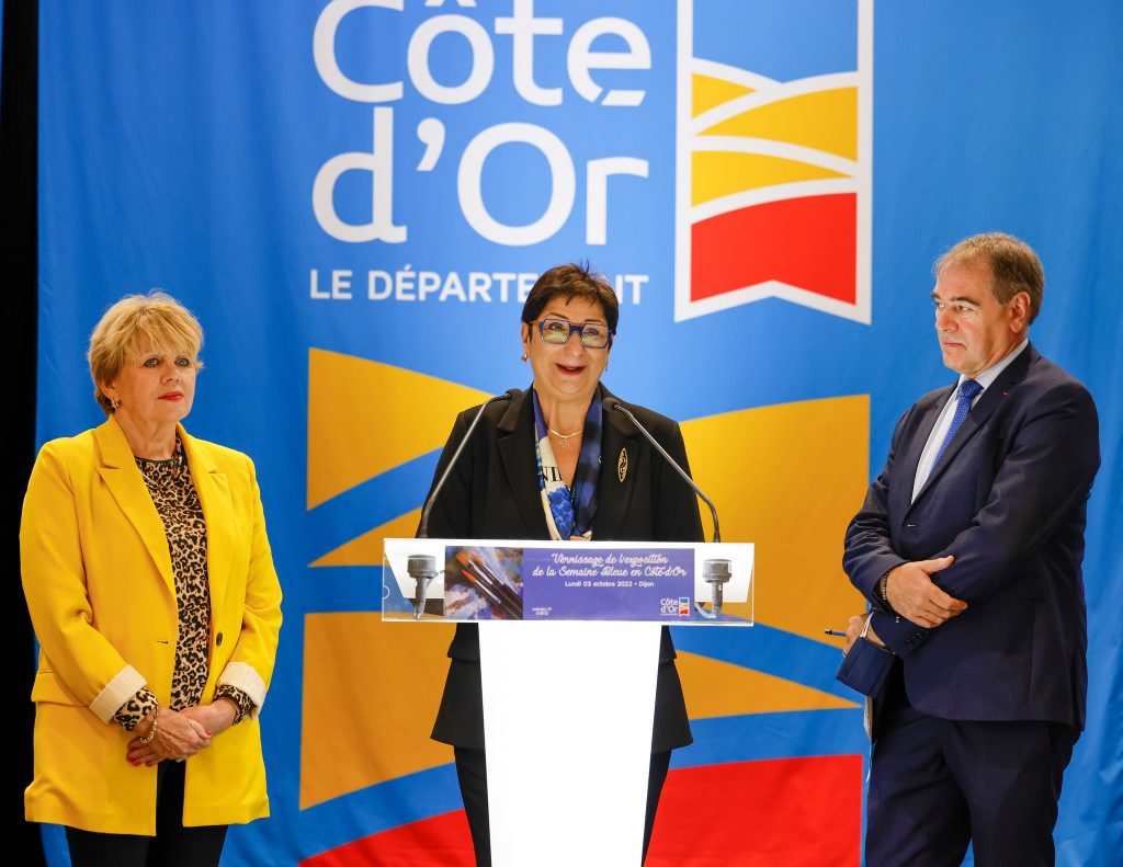 Discours de Emmanuelle Coint, première vice-présidente du Conseil départemental de Côte-d’Or en charge des solidarités, Lydie Pfander-Meny, adjointe au maire de Dijon déléguée notamment à la politique de l’âge à gauche, Pierre-Henri Daure, président du Comité départemental d’animation de la Semaine Bleue à droite. Madame Chantal Brion et Pascale Pons, administratrices au CTRC de Bourgogne, au vernissage de l'exposition le lundi 3 octobre 2022 de la Semaine Bleue, lancée par le Conseil Départemental de la Côte d'Or du 3 au 7 octobre 2022.à la Maison de l'Autonomie, 1 Rue Joseph Tissot 21 Dijon