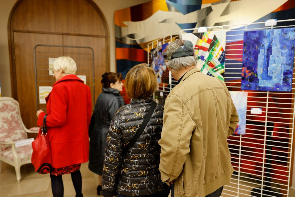 Madame Chantal Brion et Pascale Pons, administratrices au CTRC de Bourgogne, au vernissage de l'exposition le lundi 3 octobre 2022 de la Semaine Bleue, lancée par le Conseil Départemental de la Côte d'Or du 3 au 7 octobre 2022.à la Maison de l'Autonomie, 1 Rue Joseph Tissot 21 Dijon