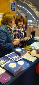 Colette Sautière, Présidente du Centre Technique Régional de la Consommation et Michelle Sarre, bénévole du CTRC de Bourgogne, sur notre stand à la Foire Gastronomique de Dijon du 1er au 13 novembre 2022