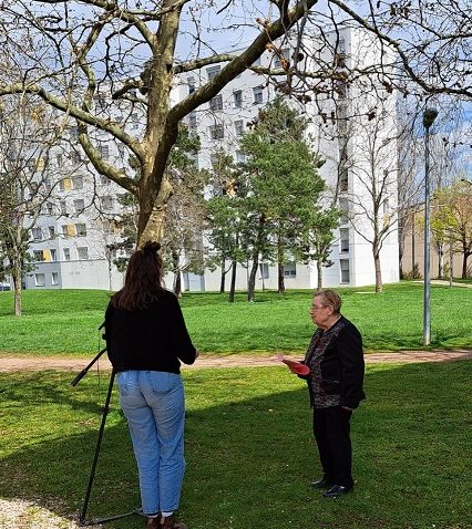 Colette BURY, Présidente de la Confédération Nationale du Logement 71 Saône et Loire - Abigaël, cameraman France Télévisions - Tournage émission L'Instant Conso : Déchets ménagers et redevance incitative, un calcul pas forcément juste - 7 avril 2023 - CTRC de Bourgogne - 3