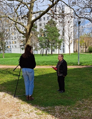 Colette BURY, Présidente de la Confédération Nationale du Logement 71 Saône et Loire - Abigaël, cameraman France Télévisions - Tournage émission L'Instant Conso : Déchets ménagers et redevance incitative, un calcul pas forcément juste - 7 avril 2023 - CTRC de Bourgogne - 3