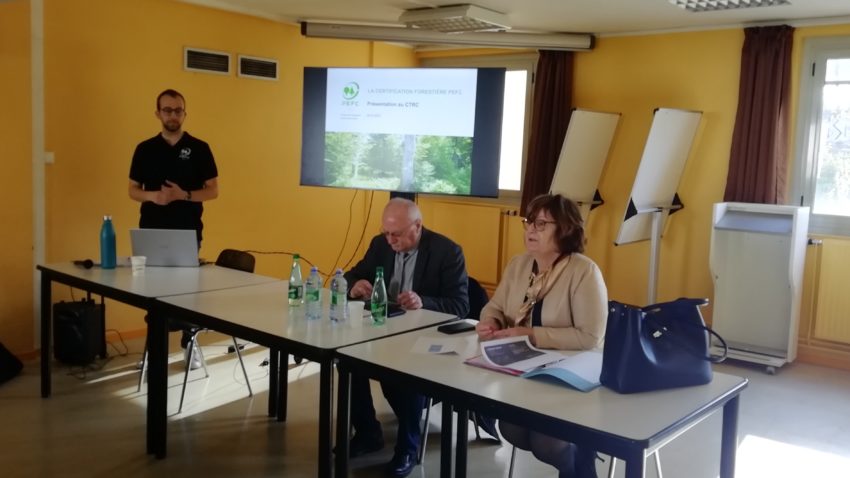 Colette Sautière, Présidente du Centre Technique Régional de la Consommation de Bourgogne, Régis Ponsot, vice-président, et Thomas Deprick, Délégué régional Programme de Reconnaissance des Certifications Forestières (PEFC) BFC - Lors de la Présentation de l'association PEFC BFC le mardi 18 avril 2023 à la Maison des Associations de Dijon